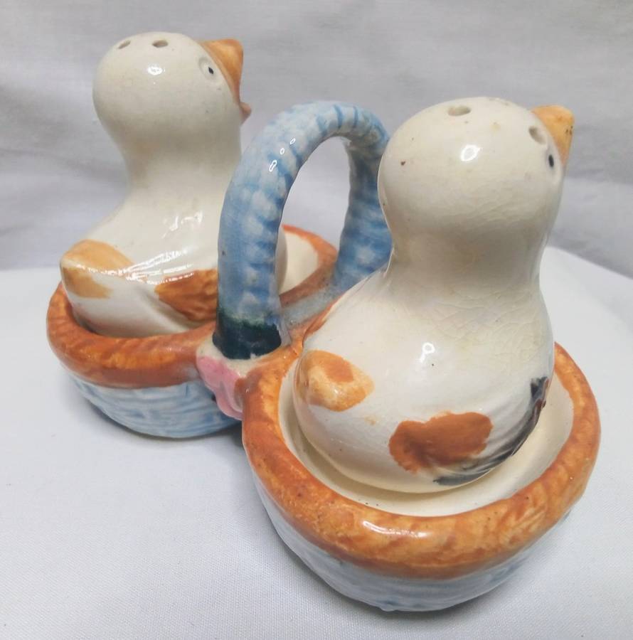 Cute vintage birdie salt and pepper set