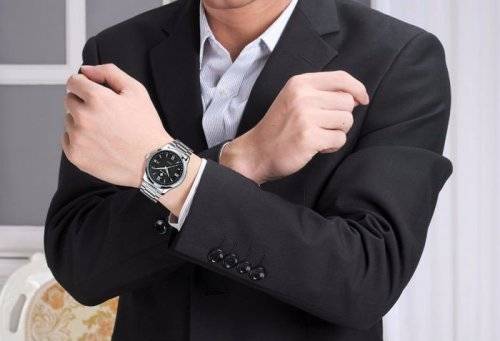 WWOOR * Mens Date Stainless Steel Watch/ Box Included