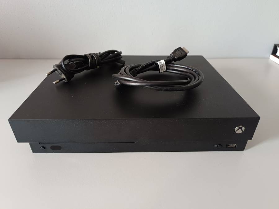 Xbox One X 1TB - Good condition - No controller