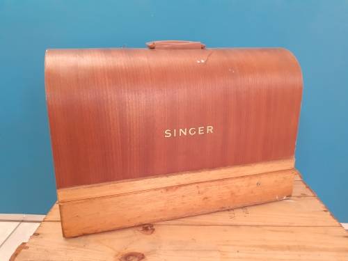 Vintage Singer Sewing Machine IN EXCELLENT CONDITION!!!