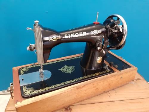 Vintage Singer Sewing Machine IN EXCELLENT CONDITION!!!