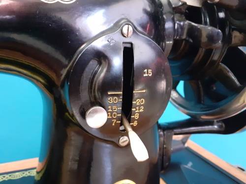 Vintage Singer Sewing Machine IN EXCELLENT CONDITION!!!