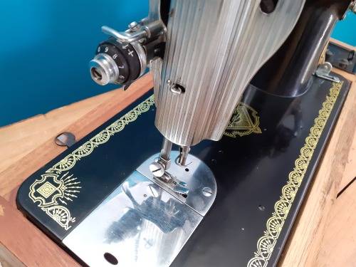 Vintage Singer Sewing Machine IN EXCELLENT CONDITION!!!