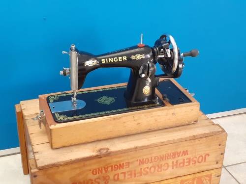 Vintage Singer Sewing Machine IN EXCELLENT CONDITION!!!