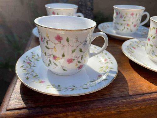 Set of six tea cups and saucers