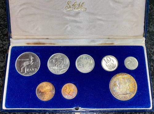 S A MINT PROOF SET 1984 WITH SILVER R1 TO 1 CENT IN BLUE S A MINT BOX WITH BOTH R1s