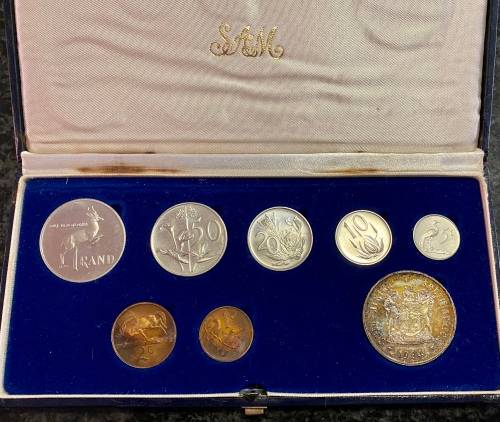 S A MINT PROOF SET 1984 WITH SILVER R1 TO 1 CENT IN BLUE S A MINT BOX WITH BOTH R1s