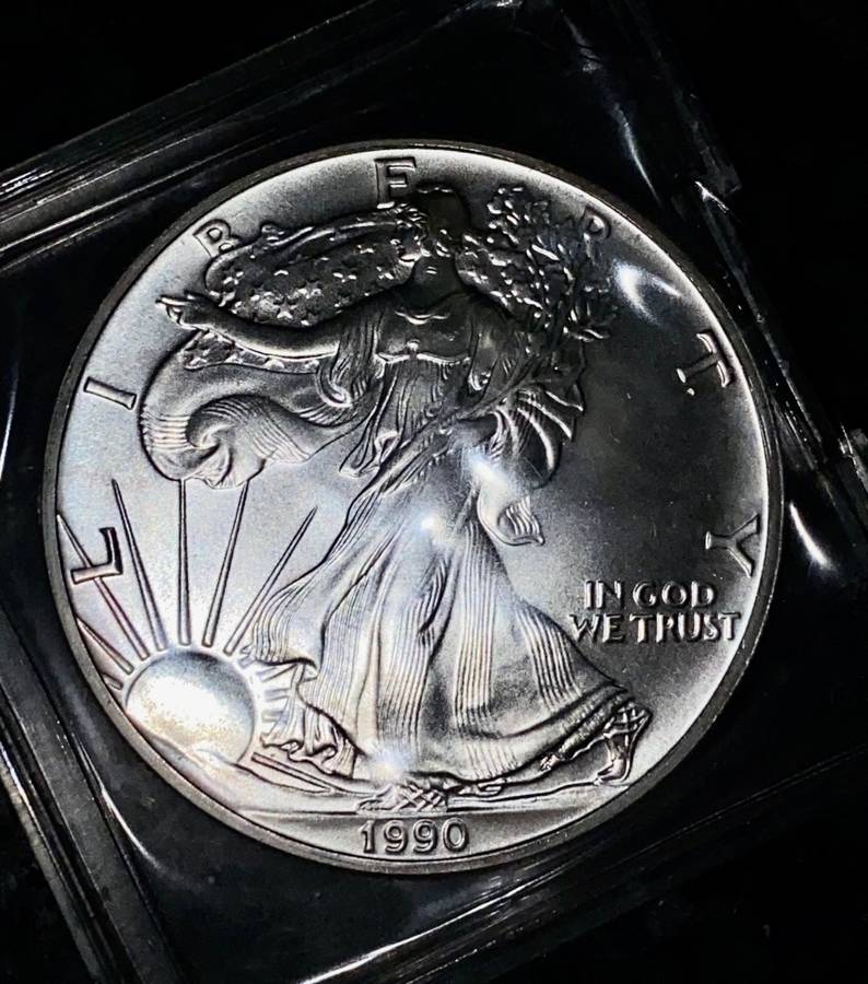 U S A - 1OZ SILVER EAGLE DOLLAR 1990 LIBERTY UNC  .999 SILVER IN CAPSULE