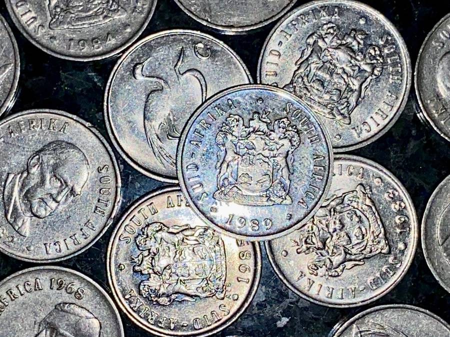 SOUTH AFRICA 5 CENTS INCLUDES UNC 1989 & VARIOUS DATES 2ND DECIMAL 1965-89(1 BID TAKES ALL 26 COINS)