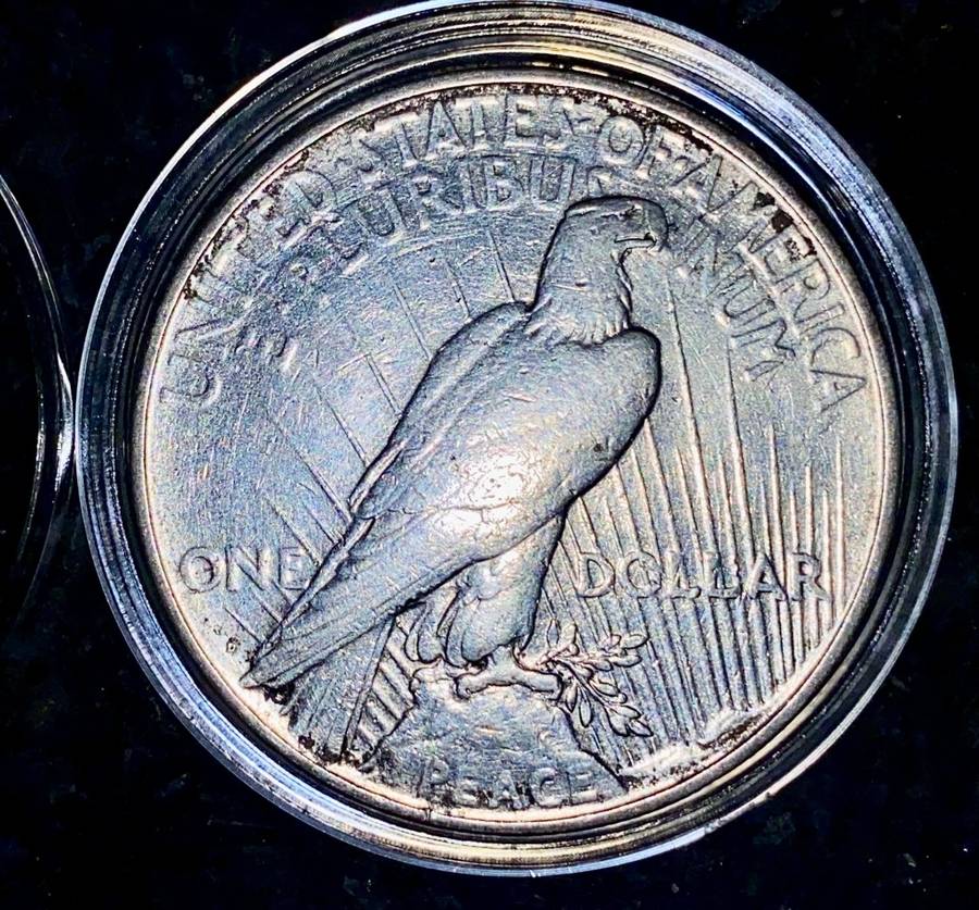 U S A SILVER 1 DOLLAR - 1922 PEACE DOLLAR - DENVER MINT - NICE TONING IN CAPSULE