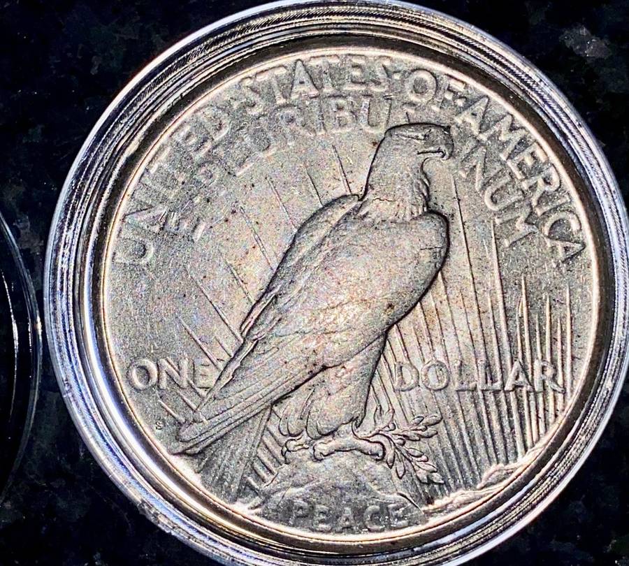 U S A SILVER 1 DOLLAR - 1923 PEACE DOLLAR - SAN FRANCISCO MINT - GOOD CONDITION IN CAPSULE