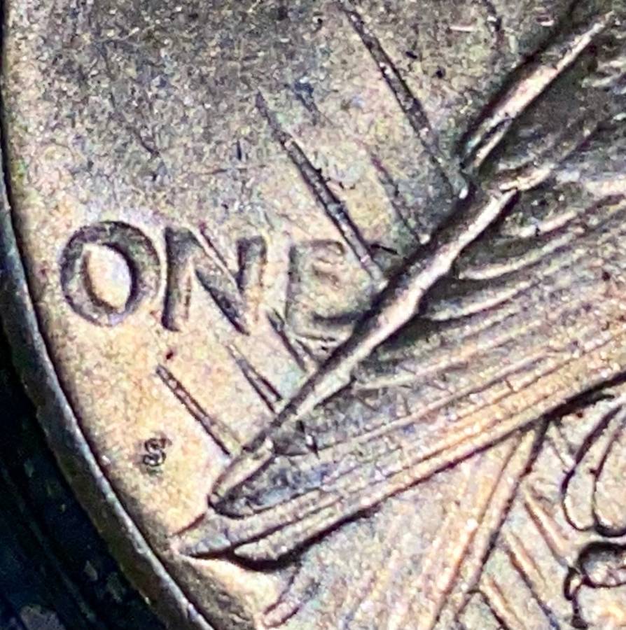 U S A SILVER 1 DOLLAR - 1923 PEACE DOLLAR - SAN FRANCISCO MINT - GOOD CONDITION IN CAPSULE