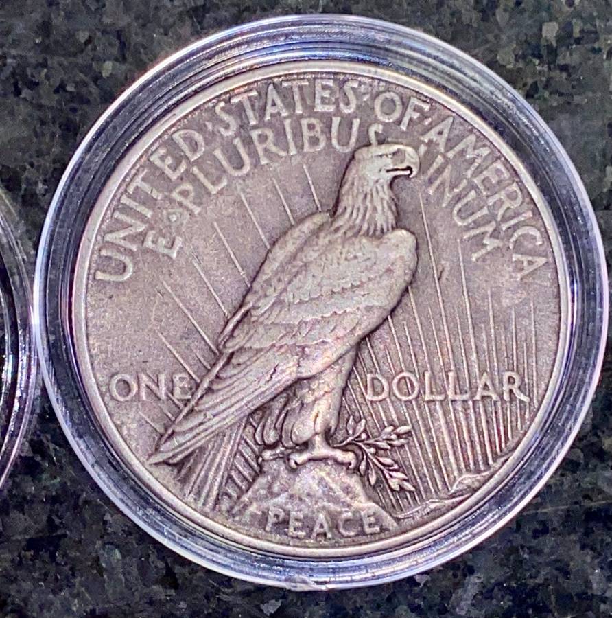 U S A SILVER 1 DOLLAR - 1924 PEACE DOLLAR - PHILADELPHIA MINT - GOOD CONDITION IN CAPSULE