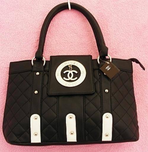 FASHIONABLE BLACK HANDBAG