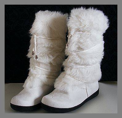 SIZE: 7 - WHITE FLUFFY BOOTS