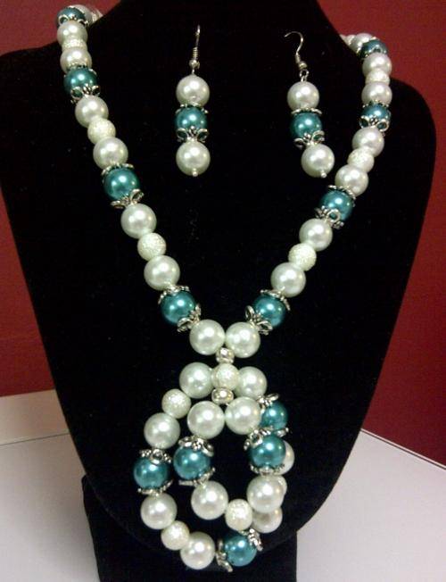 White and turquoise pearls necklace with earrings