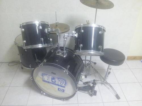 Great starter drum kit with Aerosmith drum sticks