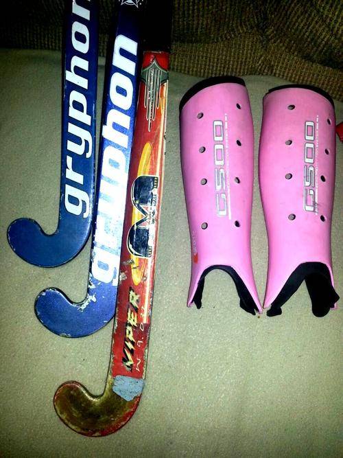 3 x HOCKEY STICKS (2 GRAPHITE) + LADIES SHIN PADS