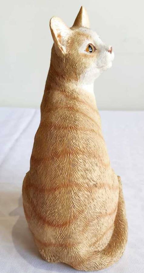 Outstanding 19.5cm Cat Figurine from The Leonardo Collection - Marked