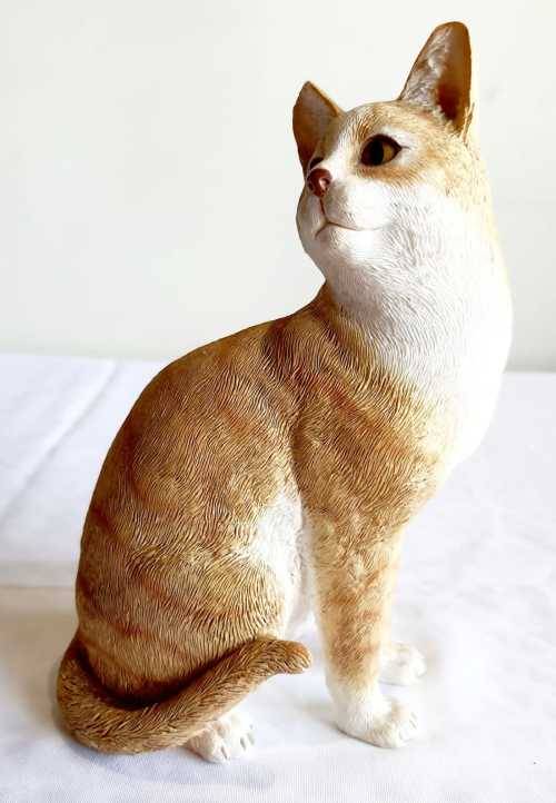 Outstanding 19.5cm Cat Figurine from The Leonardo Collection - Marked
