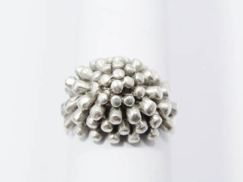 A Lovely Cluster Design Ring in Sterling Silver.