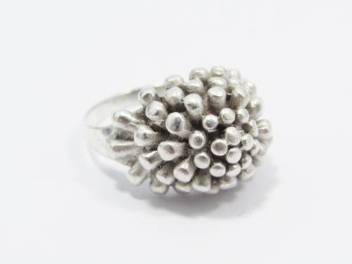 A Lovely Cluster Design Ring in Sterling Silver.