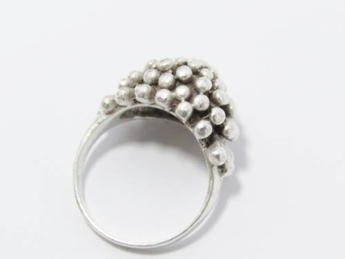 A Lovely Cluster Design Ring in Sterling Silver.