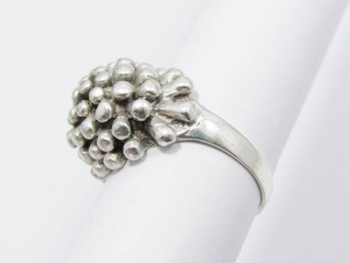 A Lovely Cluster Design Ring in Sterling Silver.
