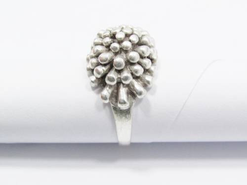 A Lovely Cluster Design Ring in Sterling Silver.