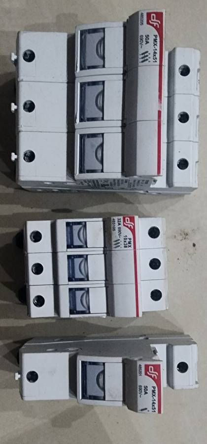 Df fuse holders plus fuses