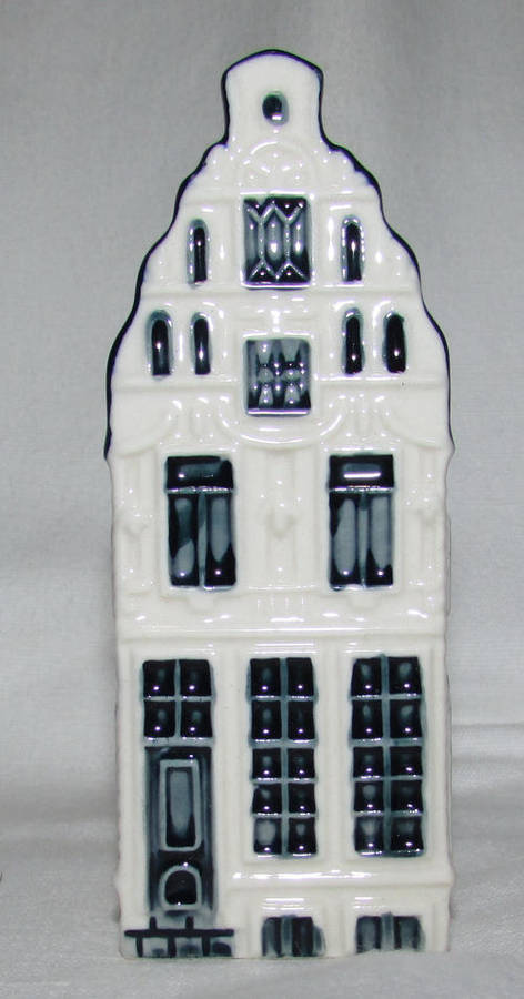 BLUE DELFT'S KLM HOUSE NO 10 - SEALED AND STILL HAS LIQUID