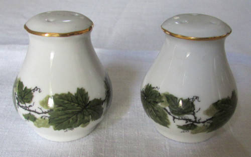 TRIPTIS PORZELLAN - 2 Oval Dishes and Salt and Pepper Set