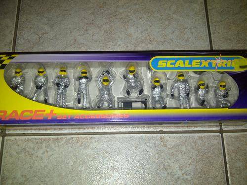 SCALECTRIC PIT CREW SET
