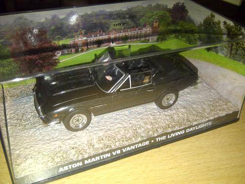 JAMES BOND COLLECTION 1:43 NO: 69 ASTON MARTIN V8 VANTAGE - THE LIVING DAYLIGHTS