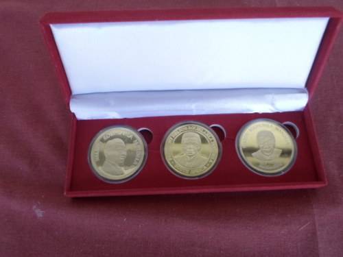 3 X MANDELA GOLD PLATED COINS IN VELVET BOX EACH COIN IN PLASTIC CAPSULE