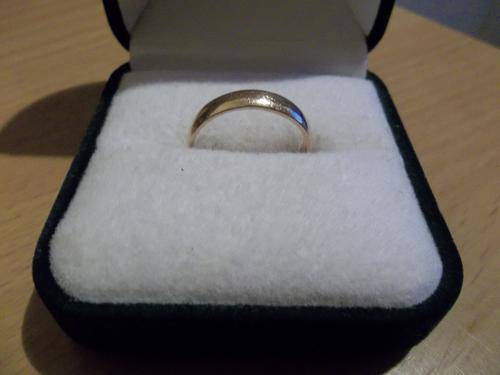 Solid 9ct ladies plain wedding band ring size 6.5 ***(R60 including insurance)***