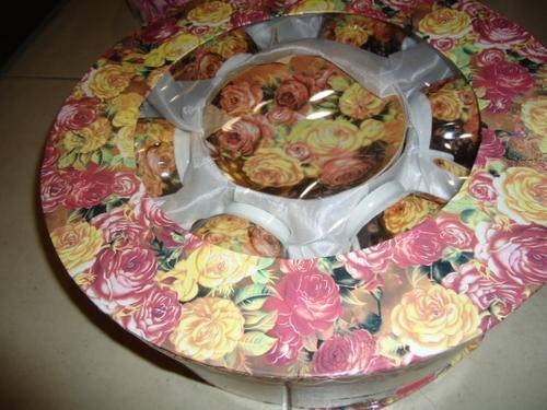 A beautiful set of 6 X cups and saucers in box 2