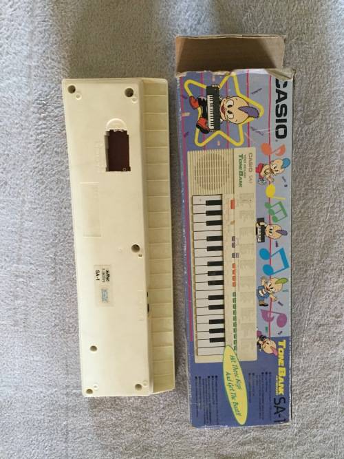KEYBOARD - CASIO 100 SOUND TONE BANK - NO MANUAL, IN BOX (WORKING CONDITION)