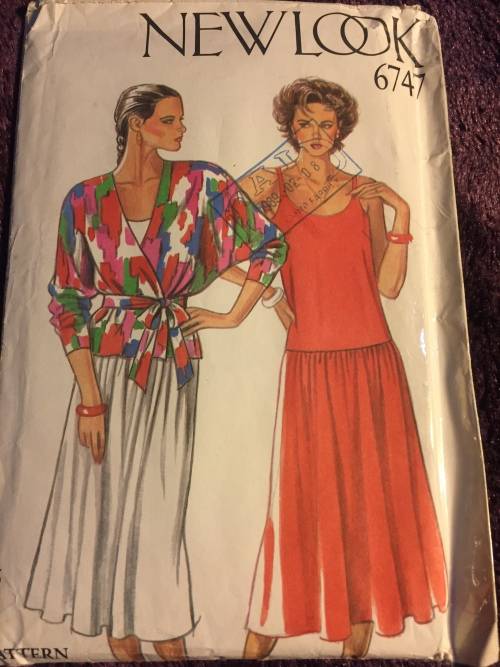 PATTERN NEW LOOK 6747 (UNUSED) - DRESS and TOP (SIZE 8-18)
