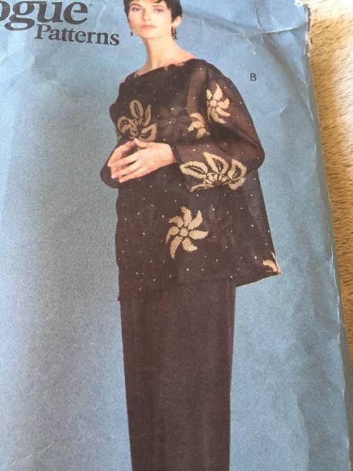 PATTERN VOGUE 1372 (ISSEY MIYAKE)(COMPLETE, CUT ON 18) - TOP, SHORTS and PANTS (SIZE 14-16-18)
