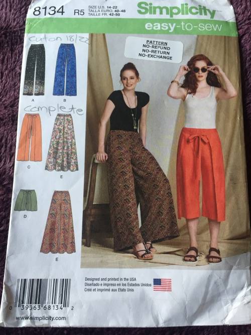 PATTERN SIMPLICITY 8134 (COMPLETE, CUT ON 18/22) - PANTS/WRAP PANTS/WRAP SHORTS (14-18/22)