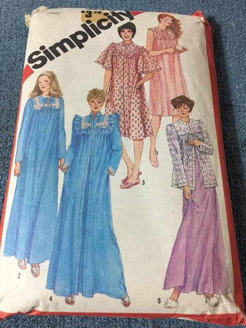 PATTERN SIMPLICITY 5330*1981 (VINTAGE) - PULLOVER NIHTGOWN,ROBE,BED JACKET (SIZE 18-20) BIG SIZE