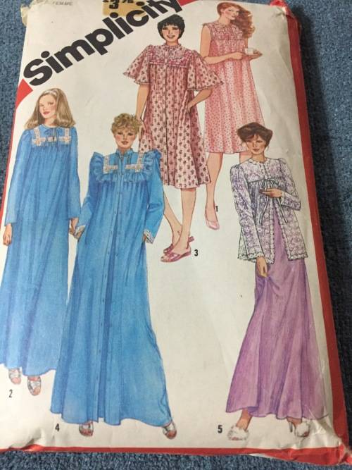 PATTERN SIMPLICITY 5330*1981 (VINTAGE) - PULLOVER NIHTGOWN,ROBE,BED JACKET (SIZE 18-20) BIG SIZE