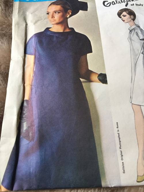 PATTERN VOGUE 1660 (VERY VINTAGE, TIDY PATTERNS) - ONE PIECE DRESS  (SIZE 14)