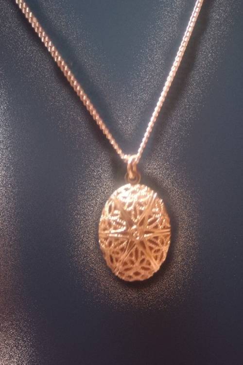 Stunning Gold locket and chain