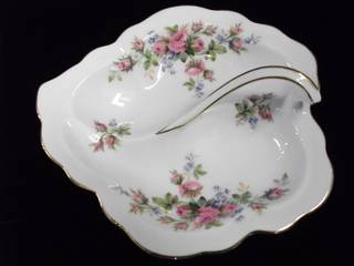 ROYAL ALBERT MOSS ROSE LEAF SHAPE DISH WITH HANDLE