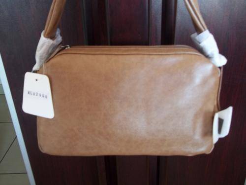 Beautiful ladies Soft leather look hand bag in TAN!. Great everyday hand bag.