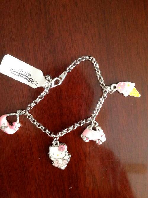 BEAUTIFUL SILVER HELLO KTTY CHARM BRACELET. A GREAT GIFT OF ANY HELLO KITTY FAN!