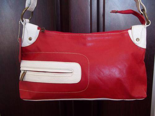**ONLY 1*NEW ARRIVALS***Stunning 100%  Genuine leather  Hand Bag in  BEAUTIFUL RED. A great buy!.