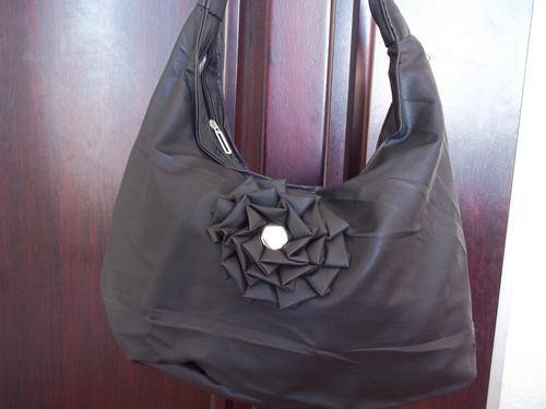 **Gorgeous ladies hand bag in BLACK. Trendy and fashionable. A great Buy!